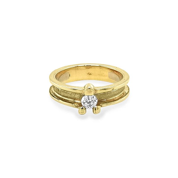 Nhẫn vàng đính đá zircon