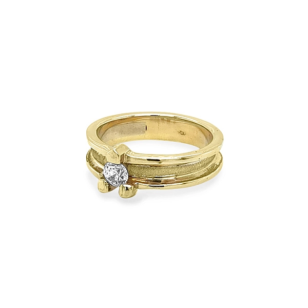 Nhẫn vàng đính đá zircon