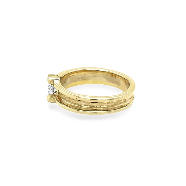 Nhẫn vàng đính đá zircon