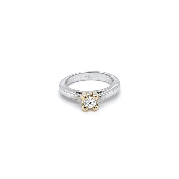 Nhẫn đính hôn với đá zircon làm từ vàng kết hợp