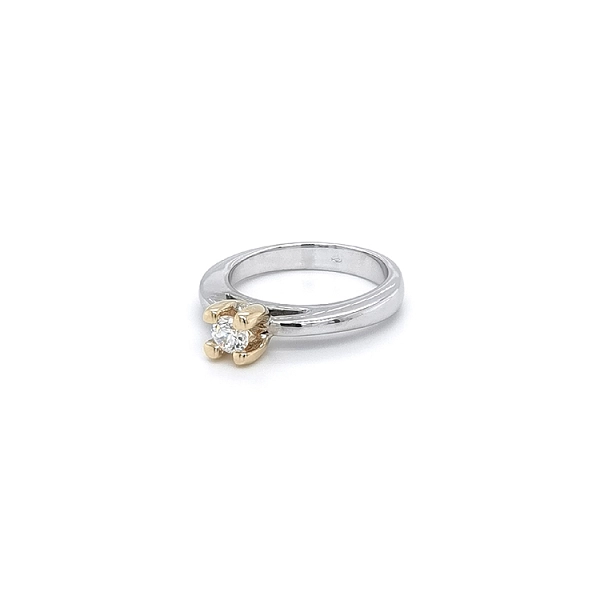 Nhẫn đính hôn với đá zircon làm từ vàng kết hợp