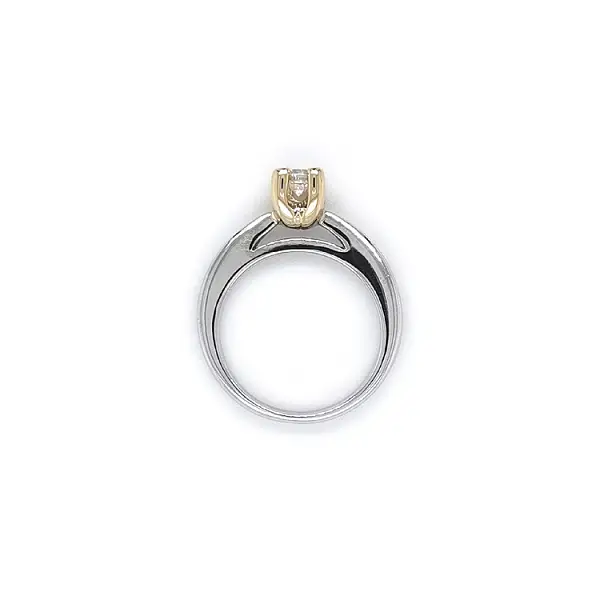 Nhẫn đính hôn với đá zircon làm từ vàng kết hợp