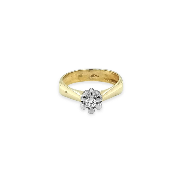 Nhẫn đính hôn bằng vàng với đá zircon