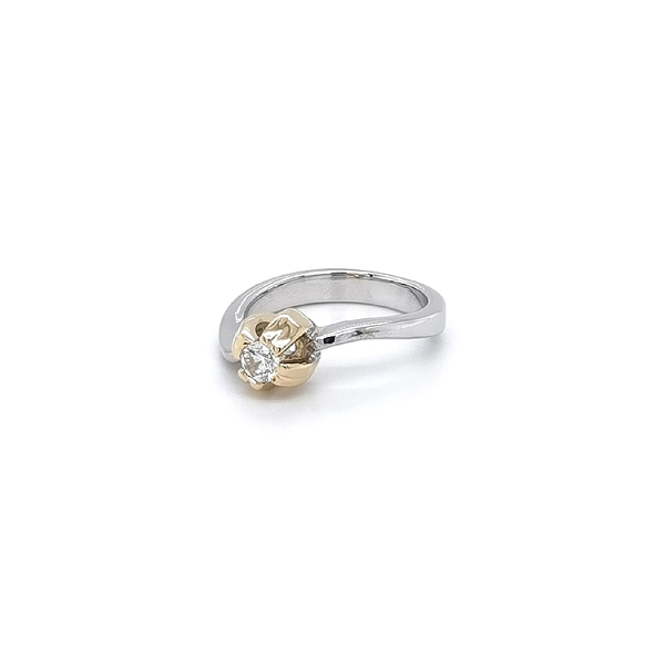 Nhẫn đính đá zircon làm từ vàng kết hợp