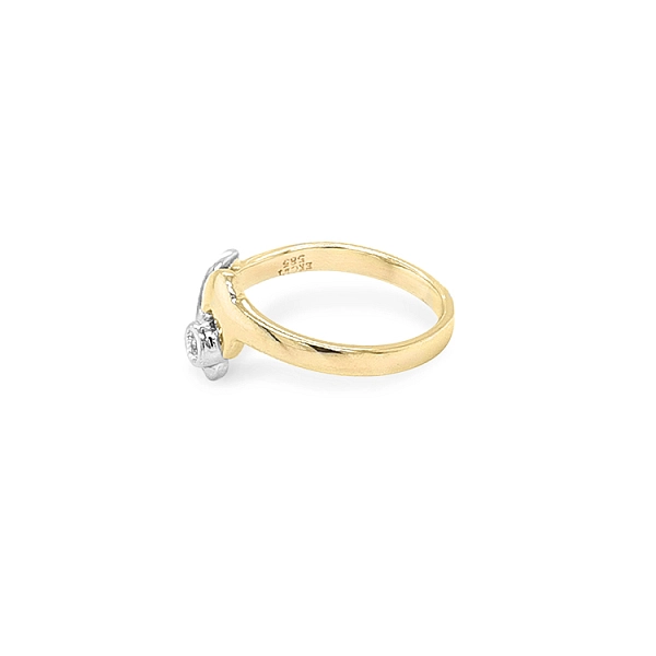 Nhẫn vàng đính đá zircon làm từ vàng kết hợp