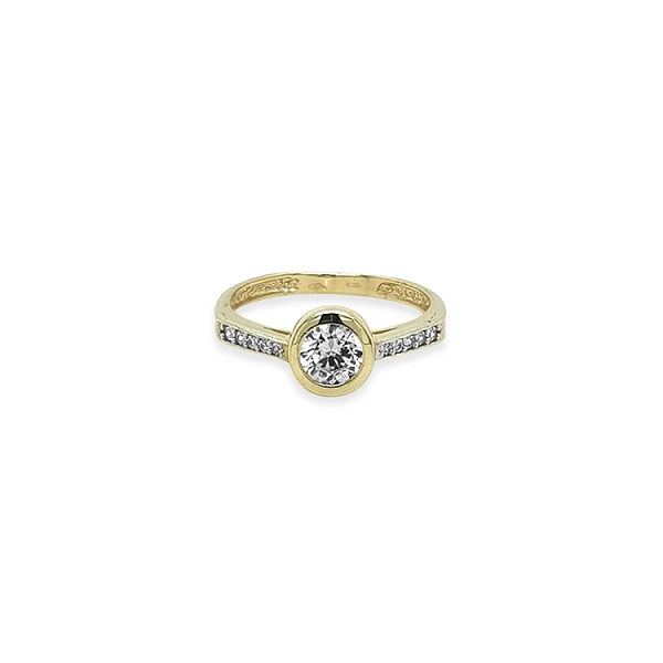 Nhẫn đính hôn bằng vàng với đá zircon