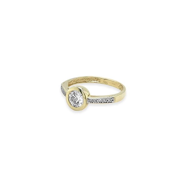 Nhẫn đính hôn bằng vàng với đá zircon