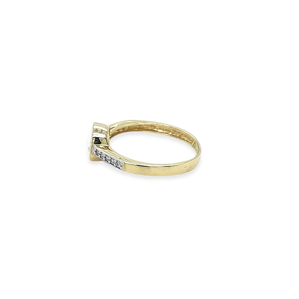 Nhẫn đính hôn bằng vàng với đá zircon