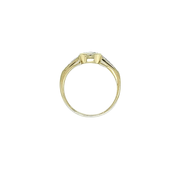 Nhẫn đính hôn bằng vàng với đá zircon