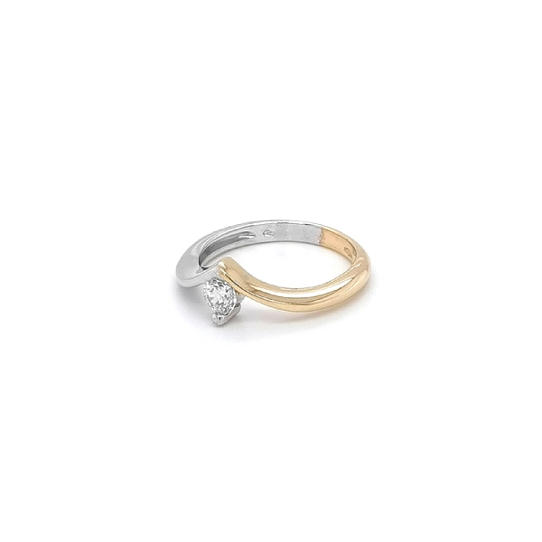 Nhẫn đính hôn bằng vàng với đá zircon