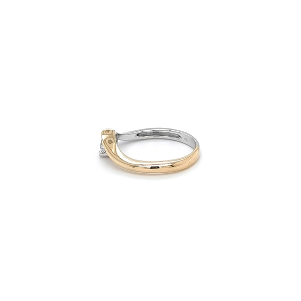 Nhẫn đính hôn bằng vàng với đá zircon