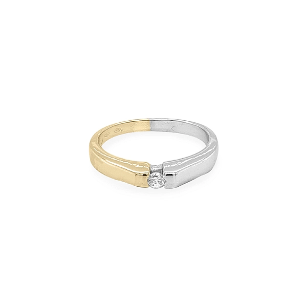 Nhẫn đính hôn bằng vàng với đá zircon