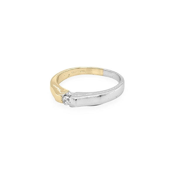 Nhẫn đính hôn bằng vàng với đá zircon