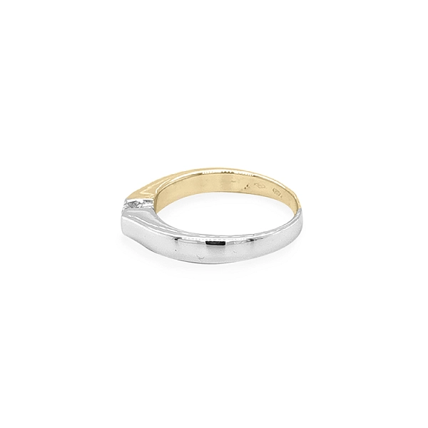 Nhẫn đính hôn bằng vàng với đá zircon