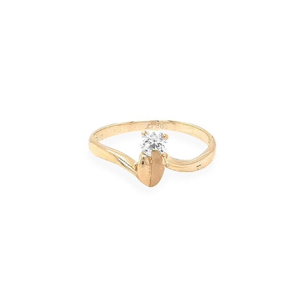 Nhẫn đính hôn bằng vàng với đá zircon