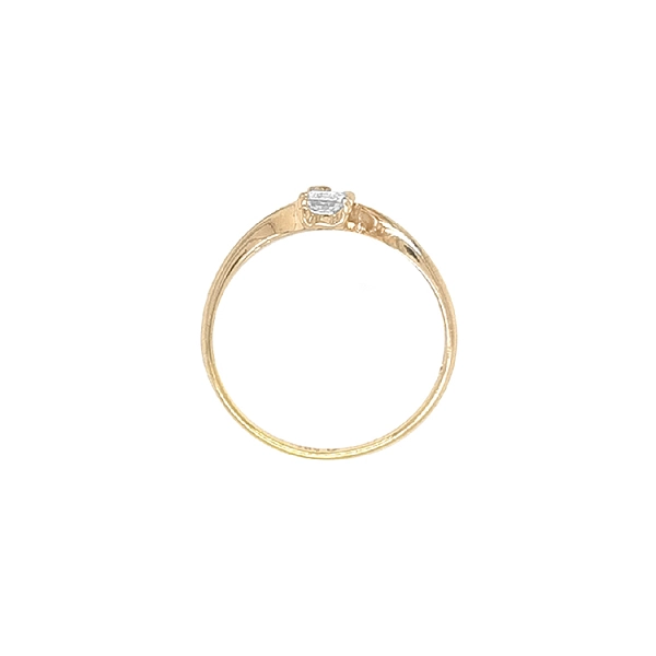 Nhẫn đính hôn bằng vàng với đá zircon