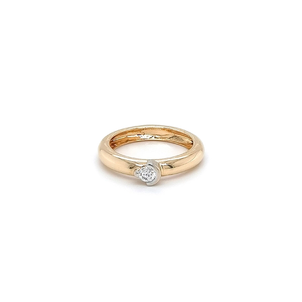 Nhẫn đính hôn bằng vàng với đá zircon