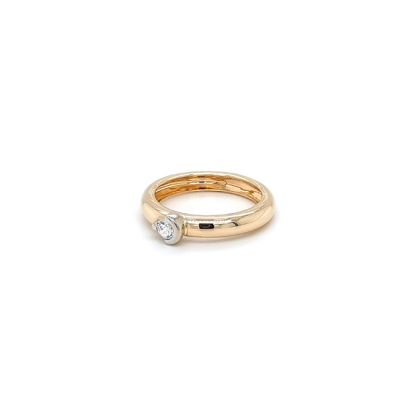Nhẫn đính hôn bằng vàng với đá zircon