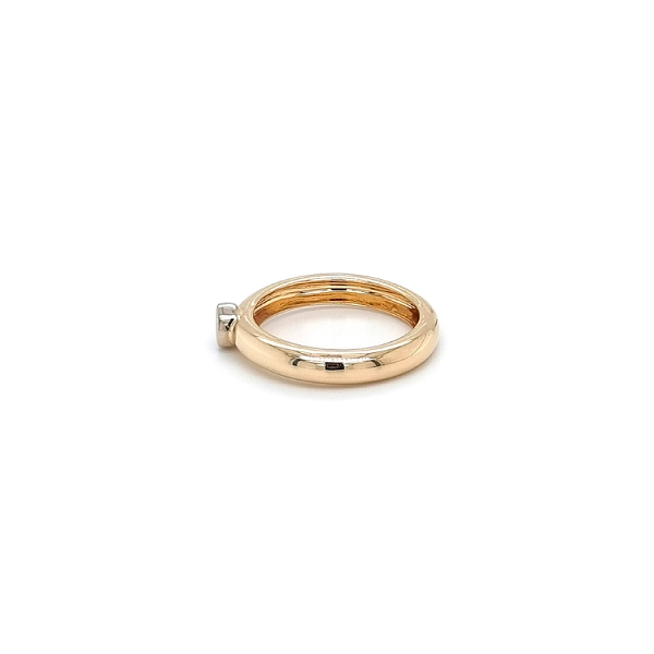 Nhẫn đính hôn bằng vàng với đá zircon