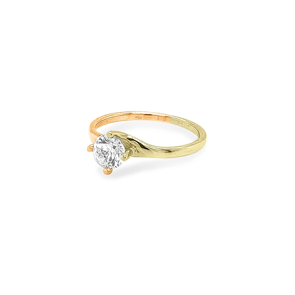 Nhẫn đính hôn bằng vàng với đá zircon