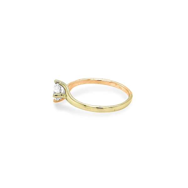 Nhẫn đính hôn bằng vàng với đá zircon