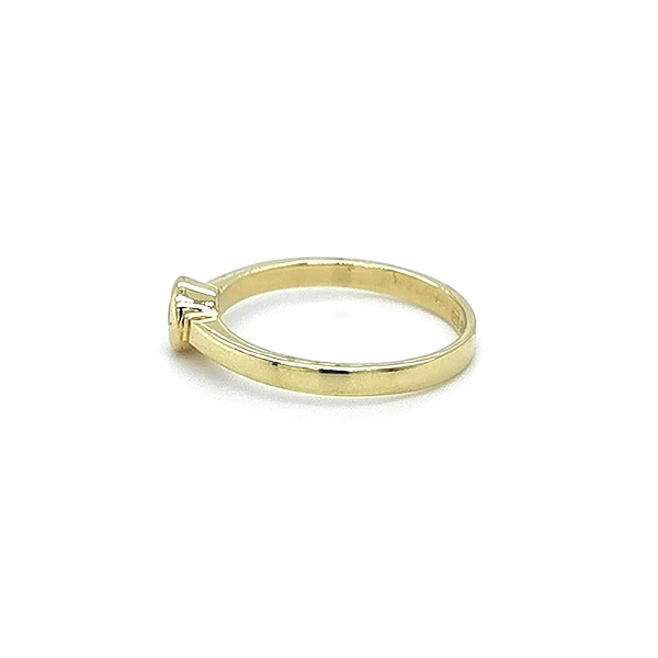 Nhẫn đính hôn bằng vàng với đá zircon