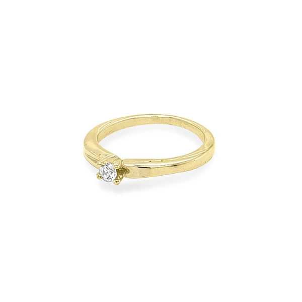Nhẫn đính hôn bằng vàng với đá zircon