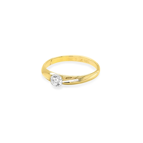 Nhẫn đính hôn bằng vàng với đá zircon