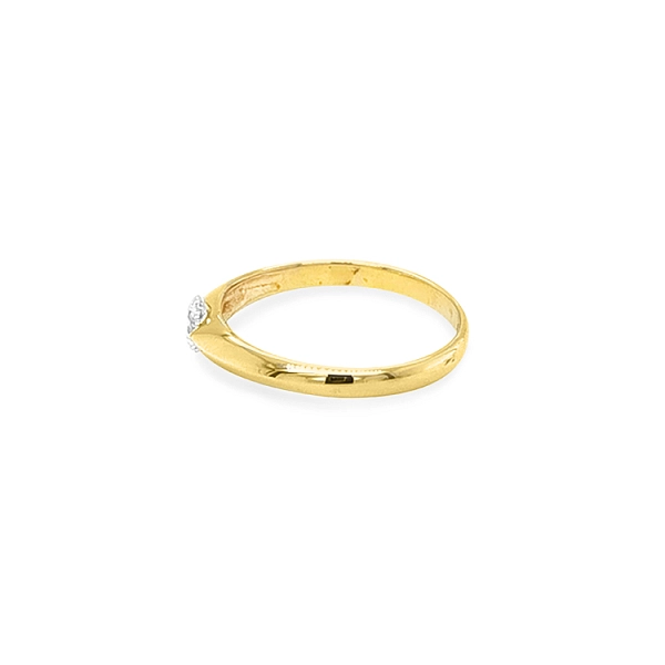 Nhẫn đính hôn bằng vàng với đá zircon