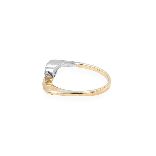 Nhẫn vàng đính zircon làm từ vàng kết hợp
