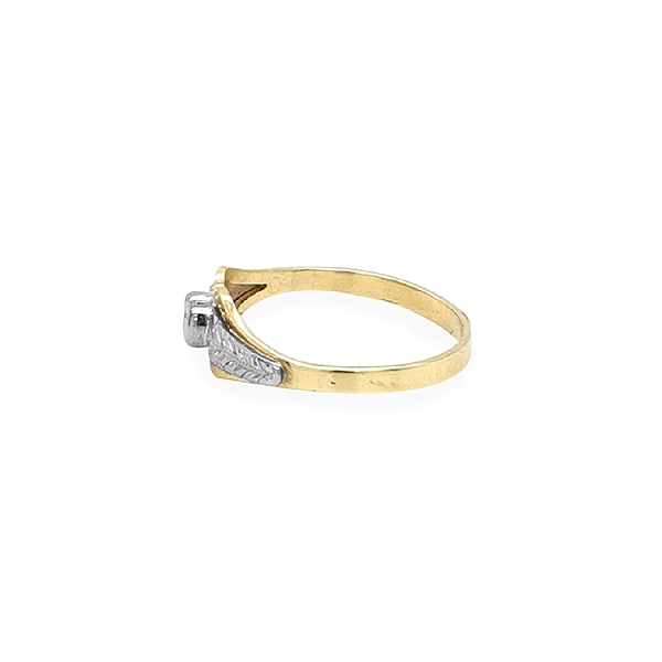 Nhẫn vàng đính zircon làm từ vàng kết hợp