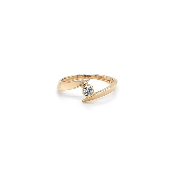 Nhẫn đính hôn bằng vàng với đá zircon