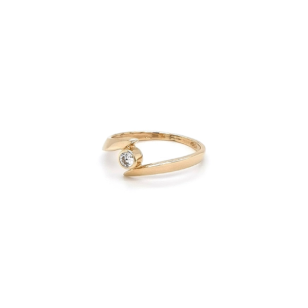Nhẫn đính hôn bằng vàng với đá zircon