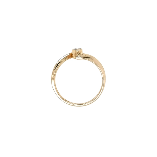 Nhẫn đính hôn bằng vàng với đá zircon