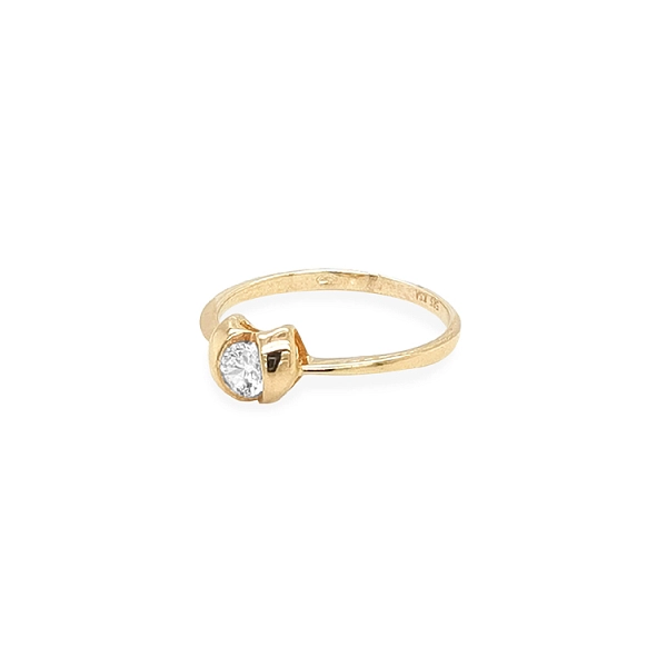 Nhẫn đính hôn bằng vàng với đá zircon