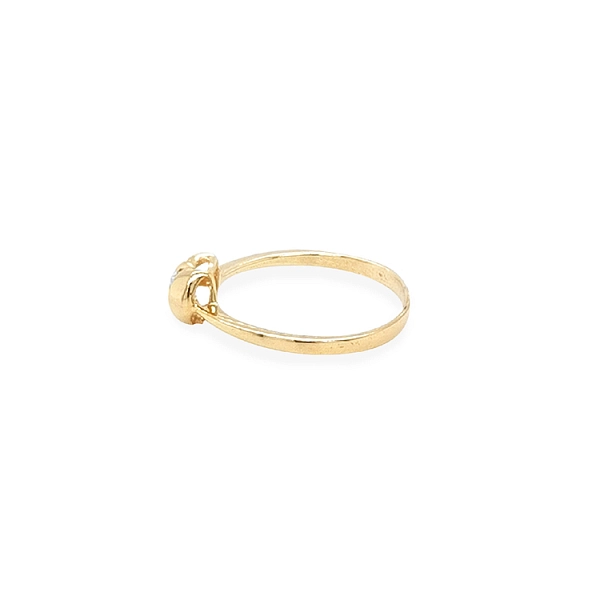 Nhẫn đính hôn bằng vàng với đá zircon