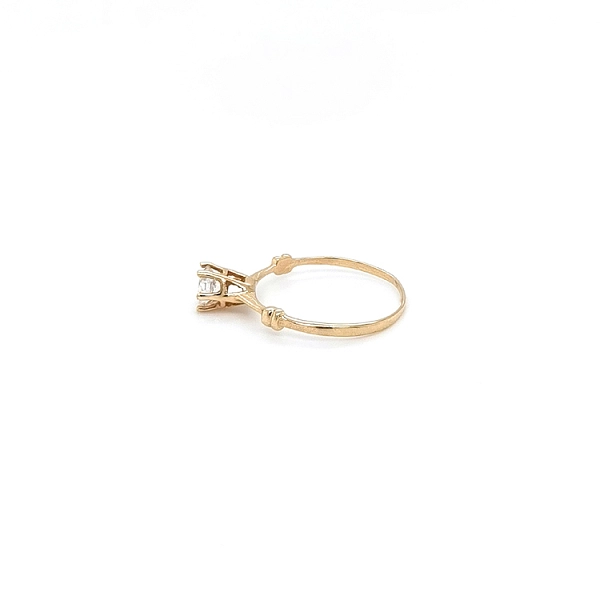 Nhẫn đính hôn bằng vàng với đá zircon