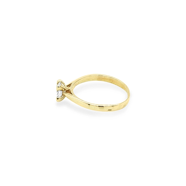 Nhẫn đính hôn bằng vàng với đá zircon