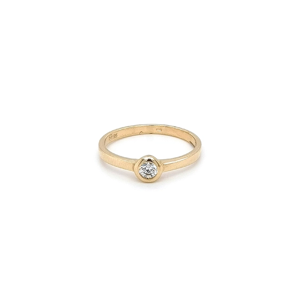Nhẫn đính hôn bằng vàng với đá zircon