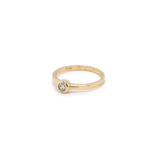 Nhẫn đính hôn bằng vàng với đá zircon