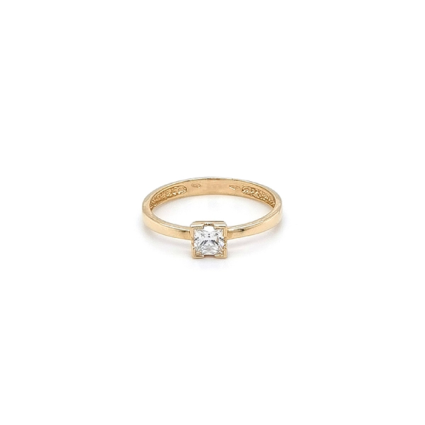 Nhẫn đính hôn bằng vàng với đá zircon