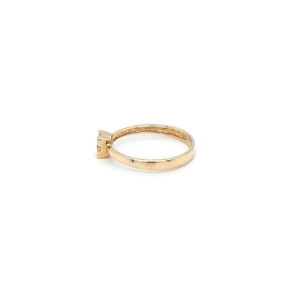 Nhẫn đính hôn bằng vàng với đá zircon