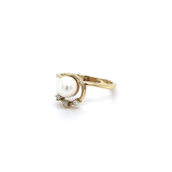 Nhẫn vàng đính ngọc trai và đá zircon