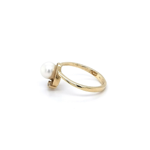 Nhẫn vàng đính ngọc trai và đá zircon