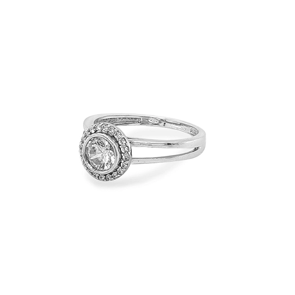 Nhẫn đính hôn bằng vàng với đá zircon