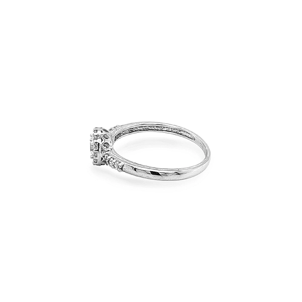 Nhẫn đính hôn bằng vàng với đá zircon