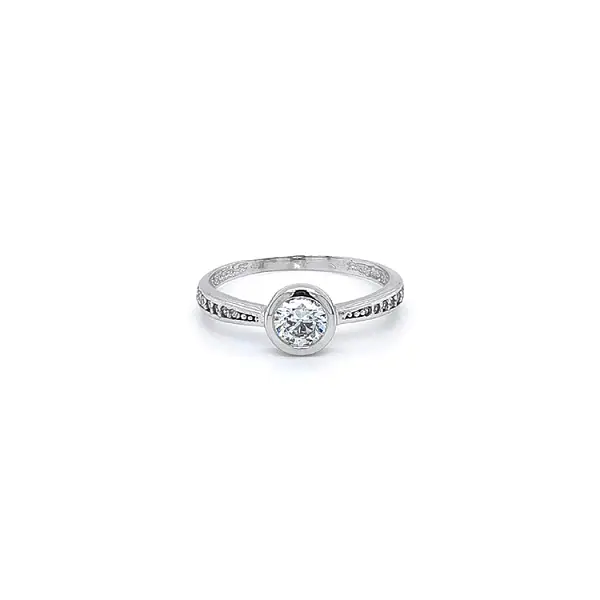 Nhẫn đính hôn với đá zircon