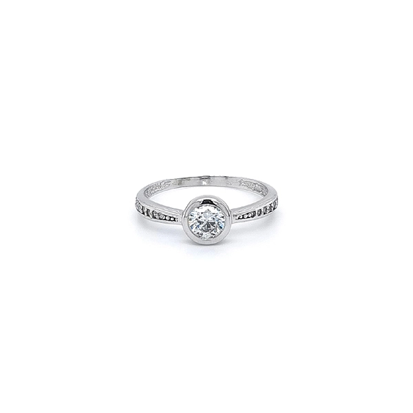 Nhẫn đính hôn với đá zircon