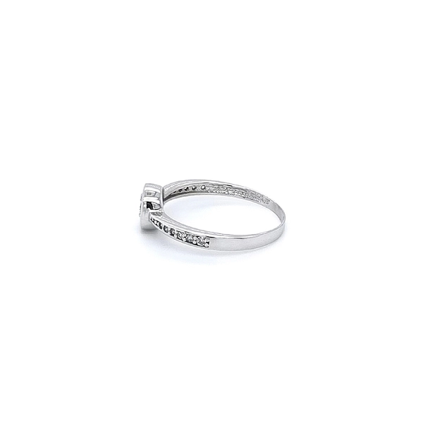 Nhẫn đính hôn với đá zircon