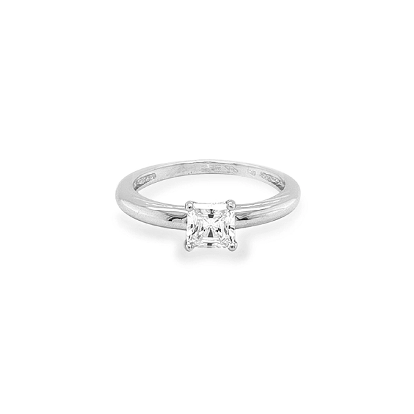 Nhẫn đính hôn bằng vàng với đá zircon